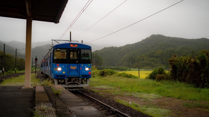 鉄道乗車記録の写真:列車・車両の様子(未乗車)(3)        「丸森駅でラッピング車両と交換」