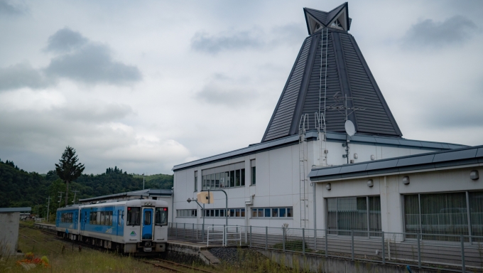 鉄道乗車記録の写真:駅舎・駅施設、様子(1)        「左沢駅とキハ100系」