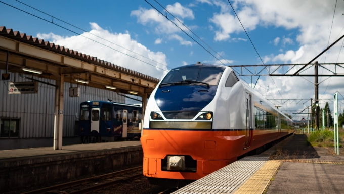 鉄道乗車記録の写真:乗車した列車(外観)(2)        「E751系特急つがる入線」