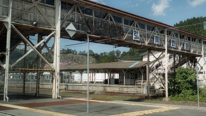 鉄道乗車記録の写真:駅舎・駅施設、様子(4)        「大鰐温泉駅構内
弘南鉄道の7000系が停まっています」