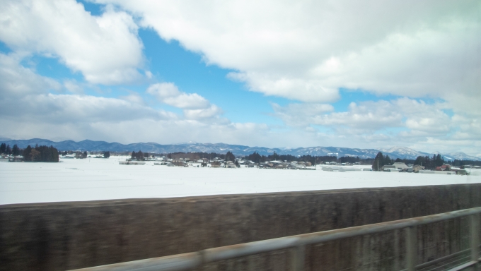 鉄道乗車記録の写真:車窓・風景(6)        「古川のあたりから段々と地面が白くなっていき、北上のあたりまで来るとすっかり雪で地面が覆われていました。」