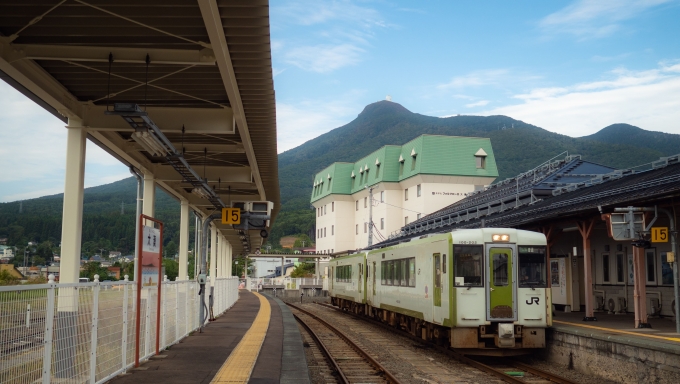 鉄道乗車記録の写真:乗車した列車(外観)(2)        「大湊駅構内とキハ100
バックには釜臥山とガメラレーダー」