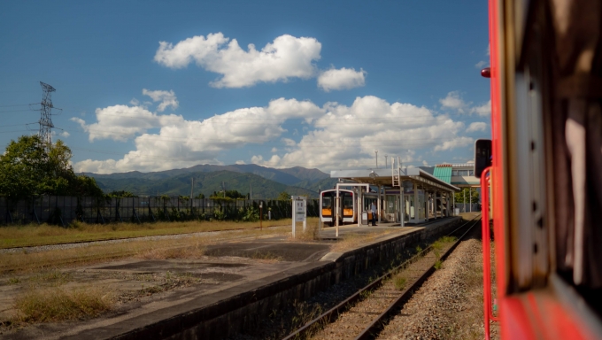 鉄道乗車記録の写真:車窓・風景(5)        「今泉駅で米坂線と交換します」