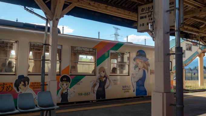 鉄道乗車記録の写真:列車・車両の様子(未乗車)(3)        「今泉駅にて
鉄道むすめラッピング車両と交換」