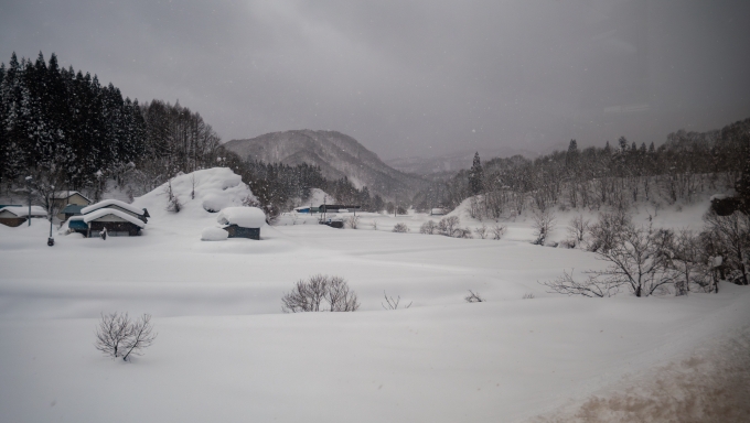 鉄道乗車記録の写真:車窓・風景(16)        「この区間は特に雪が深いエリアになります。」