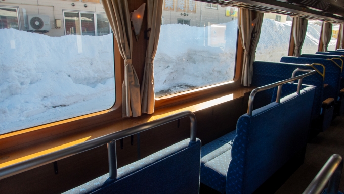 鉄道乗車記録の写真:車内設備、様子(2)        「座席は転換クロスシートのほか窓向きに配置された展望シートがあります。
シートの生地には内陸線共通の秋田犬の模様が。」