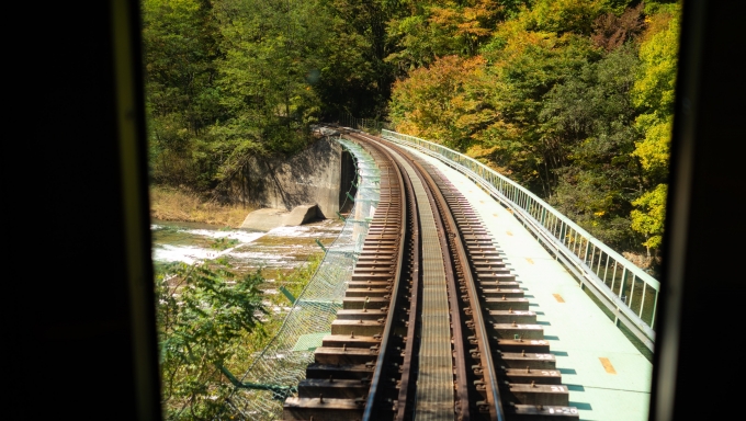 鉄道乗車記録の写真:車窓・風景(14)        「信濃川上を過ぎた辺りから千曲川に沿って進みます」
