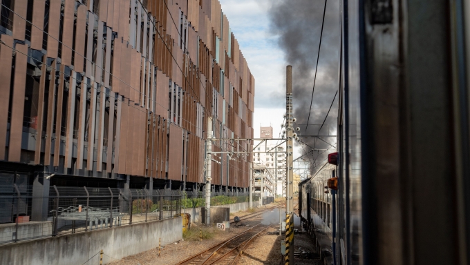 鉄道乗車記録の写真:車窓・風景(6)        「黒煙を上げながら加速していきます」