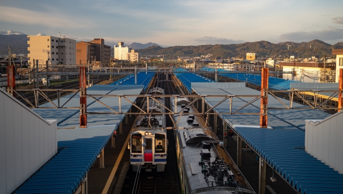 鉄道乗車記録の写真:駅舎・駅施設、様子(2)        「JR東日本、北越急行、えちごトキめき鉄道の3社が利用するホームは見ていて飽きないです。」