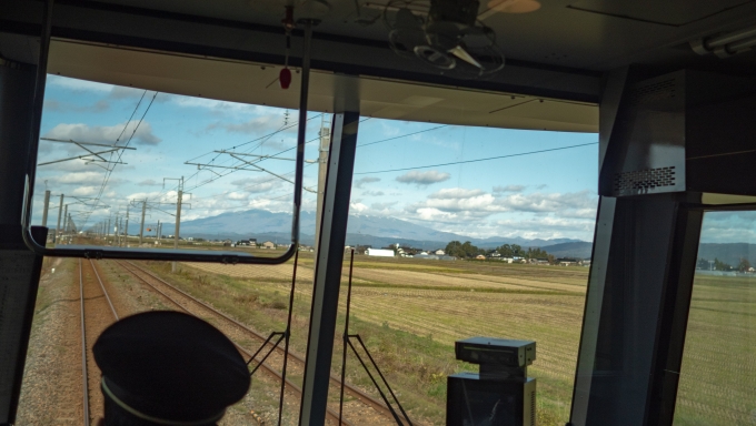 鉄道乗車記録の写真:車窓・風景(22)        「雲がかかってしまいましたが前方には鳥海山が見えてきます」