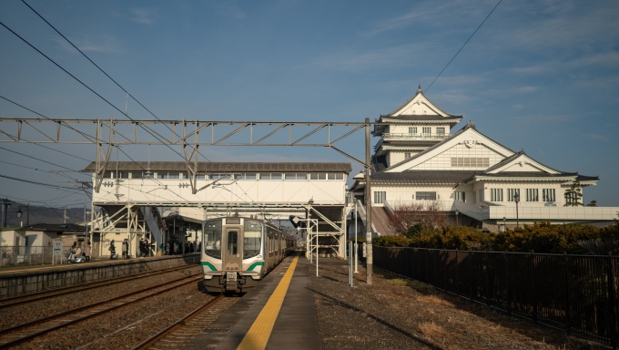 鉄道乗車記録の写真:駅舎・駅施設、様子(5)        「亘理駅で列車交換待ち、お城っぽい建物は図書館や郷土資料館だそうです。」
