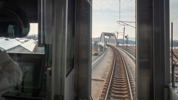 鉄道乗車記録の写真:車窓・風景(7)        「まだ新しい高架線を行きます」