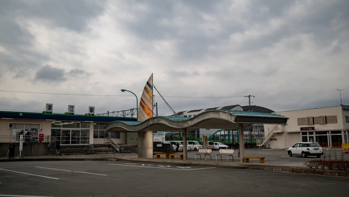 鉄道乗車記録の写真:駅舎・駅施設、様子(5)        「浪江駅舎
ここから富岡駅まで帰還困難地域を代行バスで通過します」