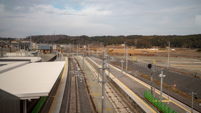 鉄道乗車記録の写真:駅舎・駅施設、様子(2)        「跨線橋より不通区間を望む
開通へ向かって着々と工事が進みます」