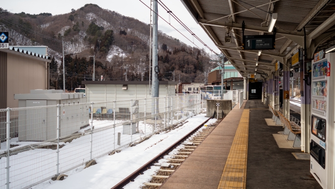 鉄道乗車記録の写真:駅舎・駅施設、様子(1)        「1番線には車止めがあり長野原草津口駅で折返す列車用となっています。」