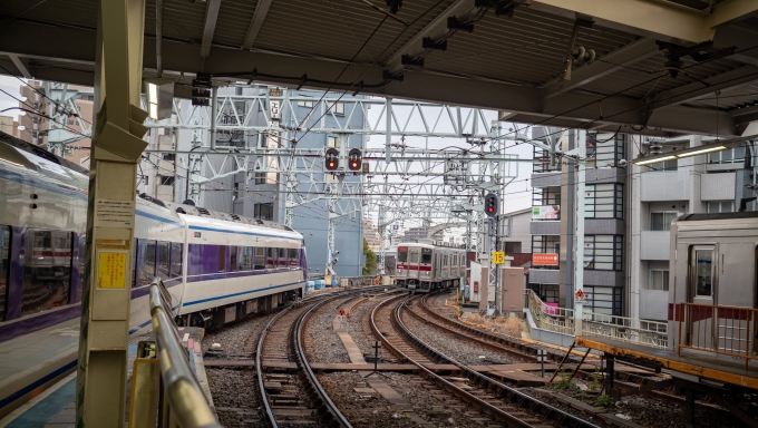 鉄道乗車記録の写真:列車・車両の様子(未乗車)(2)        「「雅」編成のスペーシアが出発し、東武10000系が入線するところ」