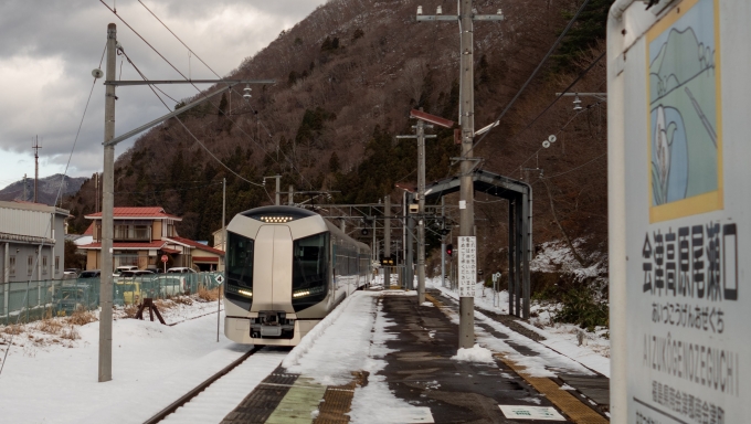 鉄道乗車記録の写真:列車・車両の様子(未乗車)(12)        「前から来たのは特急リバティ会津でした
浅草から会津田島まで約190㎞走破する屈指の長距離私鉄特急です」