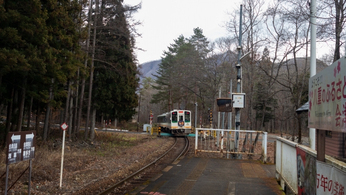 鉄道乗車記録の写真:乗車した列車(外観)(17)        「塔のへつり駅で下車、列車を見送ります」