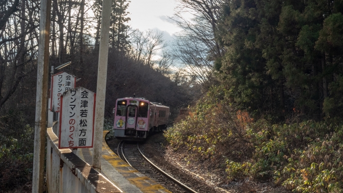 鉄道乗車記録の写真:乗車した列車(外観)(3)        「会津若松行の列車がやって来ました」