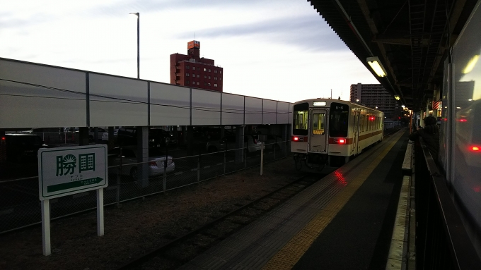 鉄道乗車記録の写真:乗車した列車(外観)(2)        「勝田駅に到着
今では駐車場になっていますが、私が幼い頃まで貨物用のヤードもあったように記憶しています。」