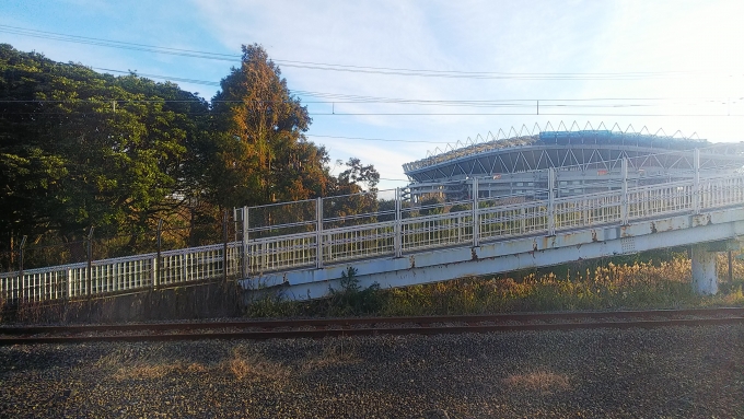 鉄道乗車記録の写真:車窓・風景(18)        「車窓からはサッカースタジアムがすぐそばに」