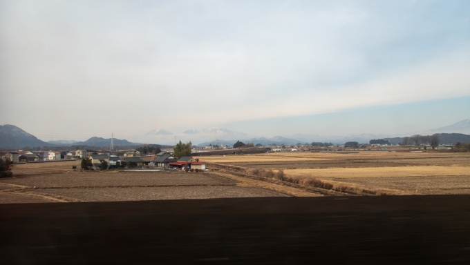 鉄道乗車記録の写真:車窓・風景(2)        「遠くに冬化粧の日光連山を望みます。」