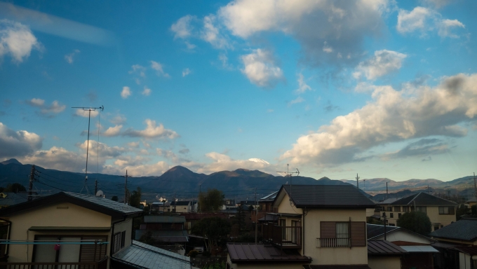 鉄道乗車記録の写真:車窓・風景(5)        「箱根の山越しに富士山が見え始めテンションが上がってきます。」