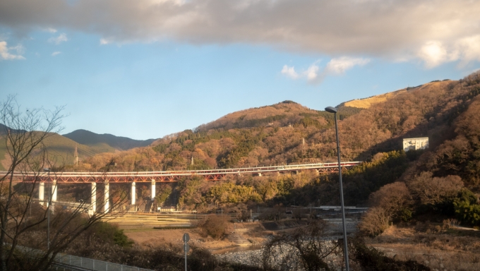 鉄道乗車記録の写真:車窓・風景(6)        「前に見えるのは東名高速
山あいの区間は酒匂川に沿って進みます」