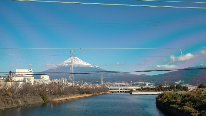 鉄道乗車記録の写真:車窓・風景(2)        「田子の浦港の辺り
こちら側からだと所謂「でっぱり」の宝永山の形がよくわかります」