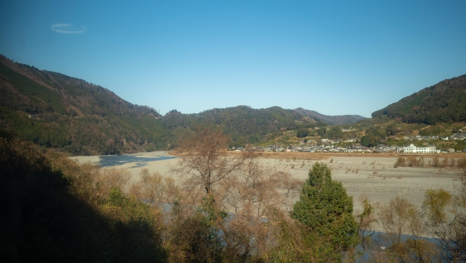 鉄道乗車記録の写真:車窓・風景(7)        「文字通り大井川に沿って進んで行きます」