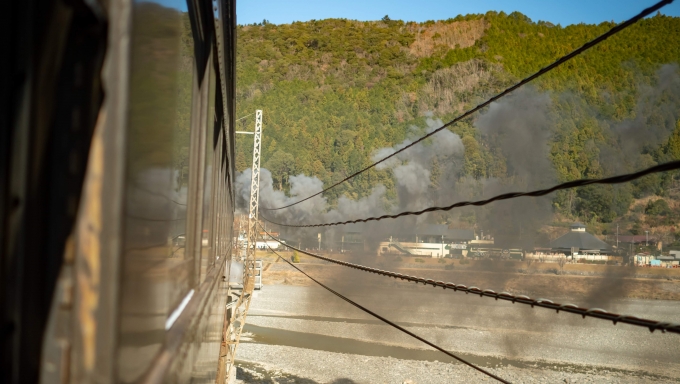 鉄道乗車記録の写真:車窓・風景(12)        「大井川第一橋梁より
川向こうの温泉施設から大勢の方々が手を振ってくれていました」