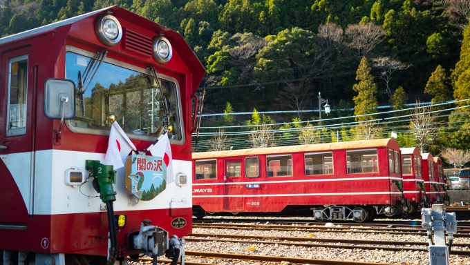 鉄道乗車記録の写真:ヘッドマーク(1)        「次に乗るのは日本で唯一ラック式鉄道(アプト式)区間を走る井川線です。
この車輛にも可愛い日の丸が付けられていました。」