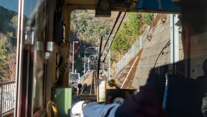 鉄道乗車記録の写真:車窓・風景(10)        「いよいよ出発
機関車は最後尾に連結しているのでこちらの先頭車で制御します。
前方に90‰の勾配標が見えます。」