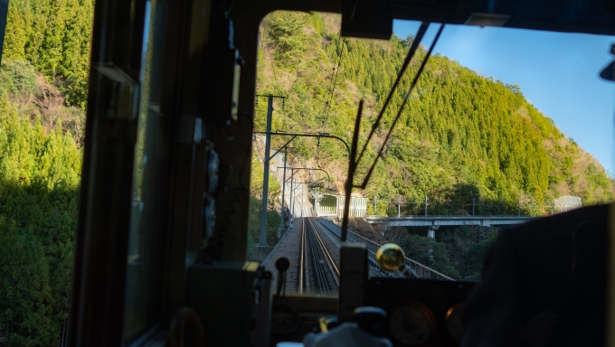 鉄道乗車記録の写真:車窓・風景(11)        「ちなみに、この区間だけ電化されていて、他の区間は麓側(千頭側)に連結されているディーゼル機関車で推進運転しています。」
