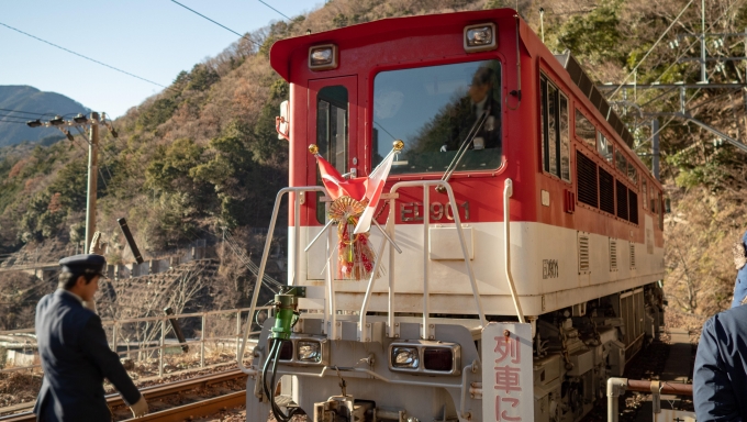 鉄道乗車記録の写真:乗車した列車(外観)(13)        「長島ダム駅でED901を切り離します」