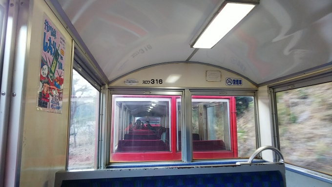 鉄道乗車記録の写真:車内設備、様子(2)        「千頭行きは先頭が機関車なので、中間車に乗り込みます」