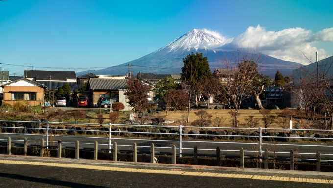 鉄道乗車記録の写真:車窓・風景(4)        「進行方向右側にずっと富士山を望みながら進みます」