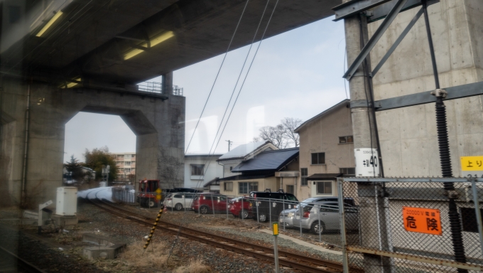鉄道乗車記録の写真:車窓・風景(4)        「山田線が右へ分かれていきます。
反対側では田沢湖線が分岐して秋田新幹線の高架へと駆け上がります。」