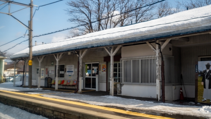 鉄道乗車記録の写真:駅舎・駅施設、様子(8)        「歌人の石川啄木の故郷である渋民。
見切れていますが啄木の顔出しパネルも置いてあります。」