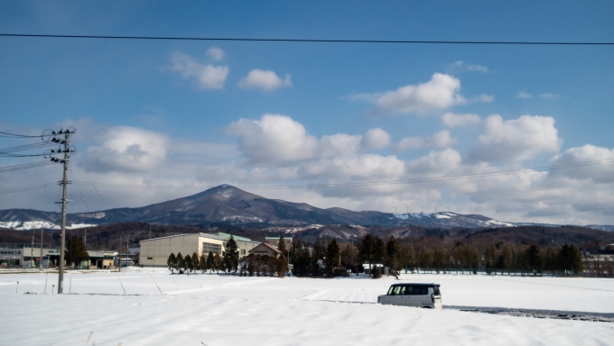 鉄道乗車記録の写真:車窓・風景(9)        「均整のとれた三角錐の山容が美しい姫神山。
車窓反対側にある岩手山と夫婦だと云われていることを地元の方から以前聞いたことがあります。」