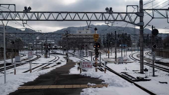 鉄道乗車記録の写真:駅舎・駅施設、様子(6)        「塩尻駅は、JR東日本とJR東海の境界となります。左がJR東日本(中央東線)、右がJR東海(中央西線)。
奥には連絡線もありデルタ構造となっています。」