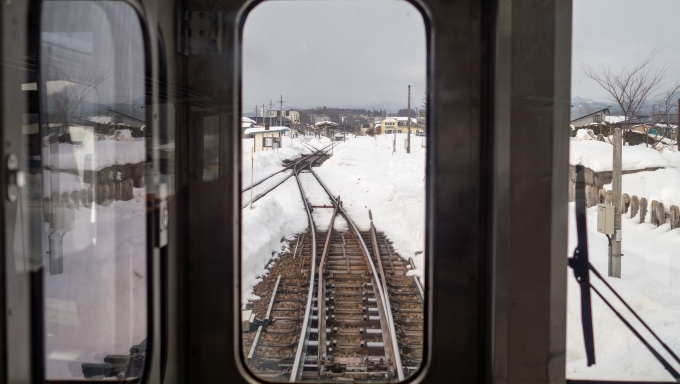鉄道乗車記録の写真:車窓・風景(22)        「十和田南駅に入っていきます。
列車はこの後十和田南駅でスイッチバックして左側の線路へ入り大館方面へ向かいます。」