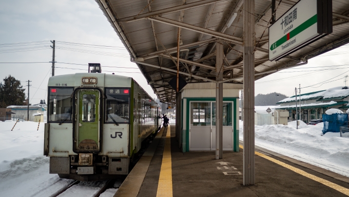 鉄道乗車記録の写真:乗車した列車(外観)(23)        「十和田南駅で方向転換するので、運転士さんも反対側の運転台へ移動します。」