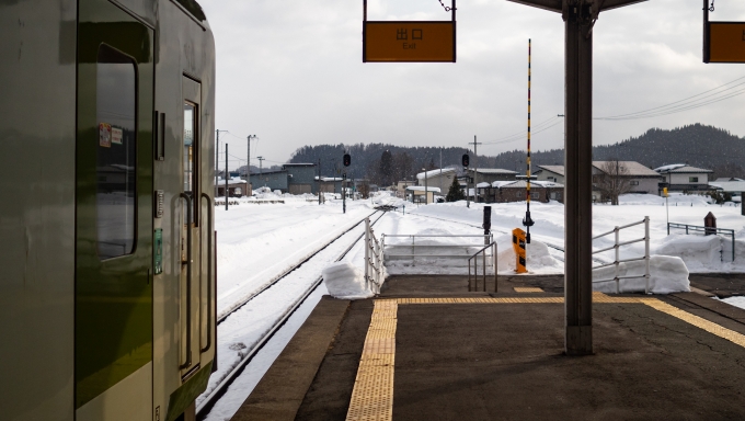 鉄道乗車記録の写真:駅舎・駅施設、様子(25)        「進行方向側はこんな感じ。
下り（大館方面）はそのまま直進します。」