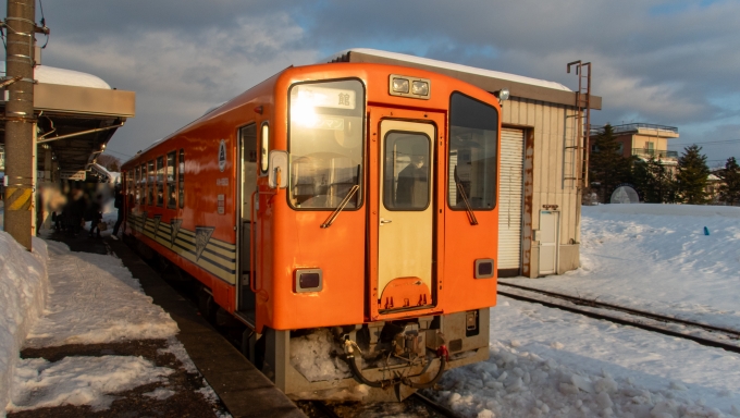 鉄道乗車記録の写真:乗車した列車(外観)(1)        「鷹巣駅にやってきたのはオレンジ色のAN-8803でした。」
