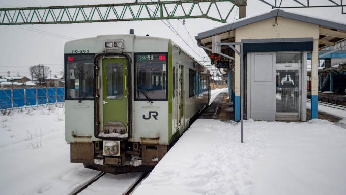 鉄道乗車記録の写真:乗車した列車(外観)(1)          「坂町駅へやってきたのは新発田で別れたキハ110-205でした。
まさかの再会にびっくり」