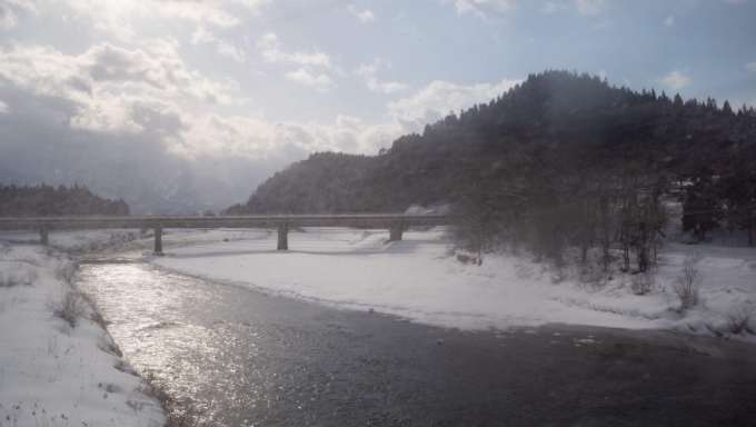 鉄道乗車記録の写真:車窓・風景(8)        「しばらく米代川に沿って進んでいきます」