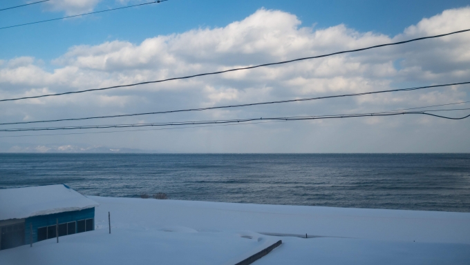 鉄道乗車記録の写真:車窓・風景(8)        「津軽海峡越しに下北半島が見えてきます」