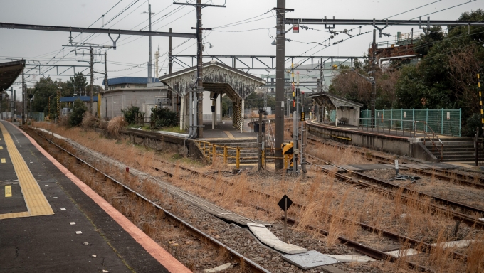 鉄道乗車記録の写真:駅舎・駅施設、様子(6)        「海芝浦支線の分岐となる浅野駅
左が本線、右が海芝浦支線」