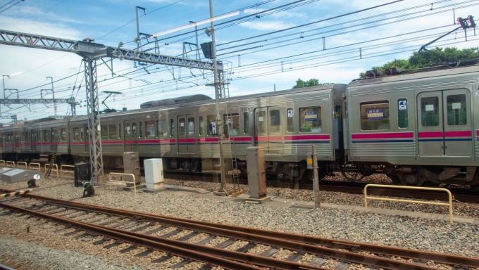鉄道乗車記録の写真:車窓・風景(4)        「北野駅を出てすぐ、京王八王子へ向かう京王線と別れ左へカーブしていきます。」